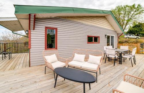 Eddyville House | Deck with Lake Barkley Views Spacious Family Home!