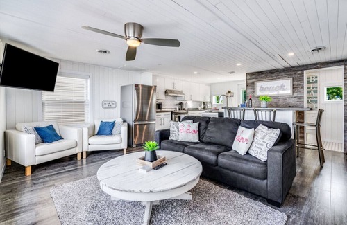 Leamington Cottage | Decked Out · Beachfront, Hot tub, Sunsets, Moonlight, Romance,