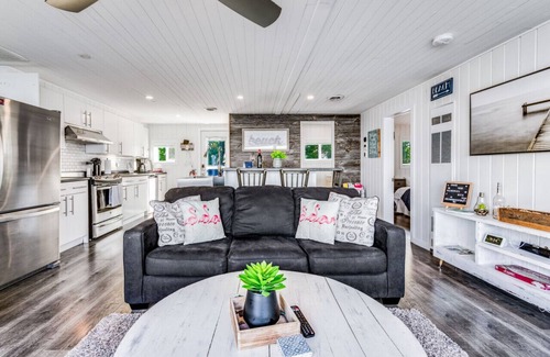 Leamington Cottage | Decked Out · Beachfront, Hot tub, Sunsets, Moonlight, Romance,