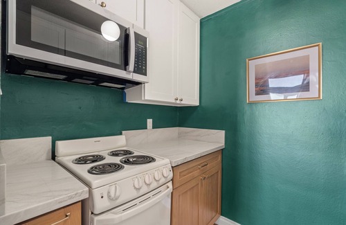 East Village Condo | Deco Hideaway 1-Bedroom Condo w/Fitness Room, Sun Deck & WiFi, Long Beach, CA