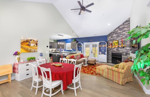 McHenry House | Deep Creek Retreat! Hot tub, 85"TV, Grill, all one level. Amazing view!