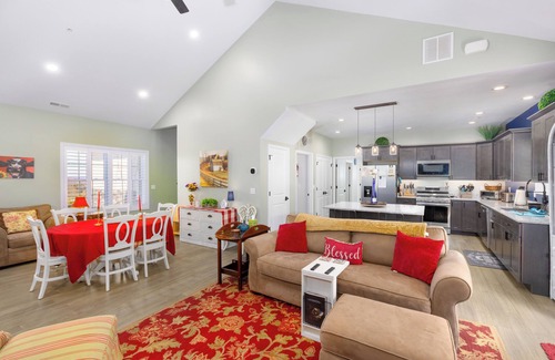 McHenry House | Deep Creek Retreat! Hot tub, 85"TV, Grill, all one level. Amazing view!