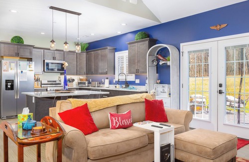 McHenry House | Deep Creek Retreat! Hot tub, 85"TV, Grill, all one level. Amazing view!