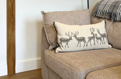 Alton Barnes House | Deer Barn -Luxury Barn Conversion, Private Garden!
