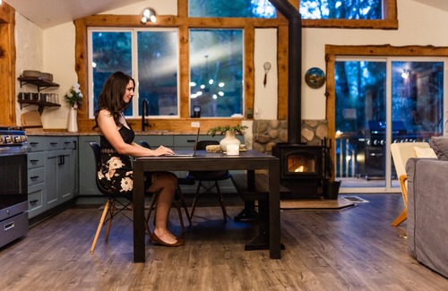 Paradise Estates Cabin | Deer Hideout - King bed/HS WiFi/Hot Tub/Fire Pit