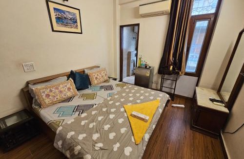Safdarjung Enclave Bed & Breakfast | DEER PARK LUXURY HOMESTAY (Safdarjang Enclave)