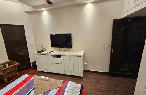 Safdarjung Enclave Bed & Breakfast | DEER PARK LUXURY HOMESTAY (Safdarjang Enclave)