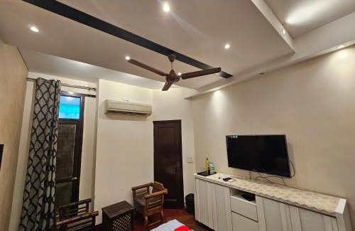 Safdarjung Enclave Bed & Breakfast | DEER PARK LUXURY HOMESTAY (Safdarjang Enclave)