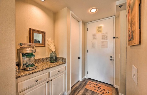Townsite Condo | 'Deja Blue' Oceanside Condo on Beach w/Pools!