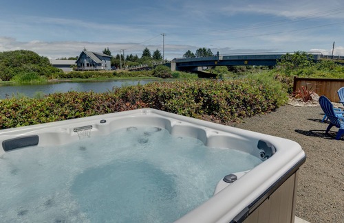 Ocean Shores House | Deja Blue - Pet-friendly, Waterfront Cottage at Oyhut Bay Seaside Village