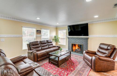 Del Rey Oaks House | Del Rey Oaks Vacation Home with Mini-Golf Course!