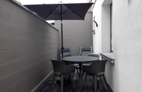 Saint-Quentin Apartment | ★ DELARNOR - Centre-Ville Voltaire private courtyard barbecue ★