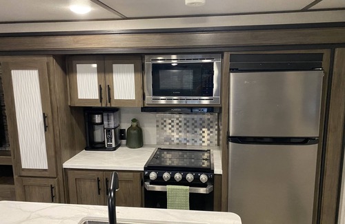 Burnet House | Delightful 1 Bedroom RV on Spider Mountain