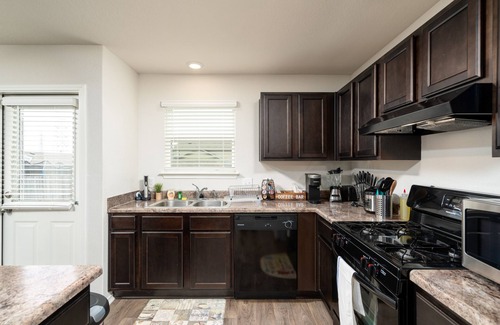 Converse House | Delightful 3 BD/2.5 BA*Randolph AFB* Fort Sam Houston*Riverwalk*Downtown SA*