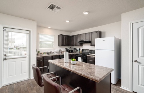 Converse House | Delightful 3 BD/2.5 BA*Randolph AFB* Fort Sam Houston*Riverwalk*Downtown SA*