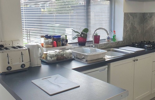Brierley Hill House | Delightful 3-Bedroom House in Dudley Families and Contractors welcome 5 guests