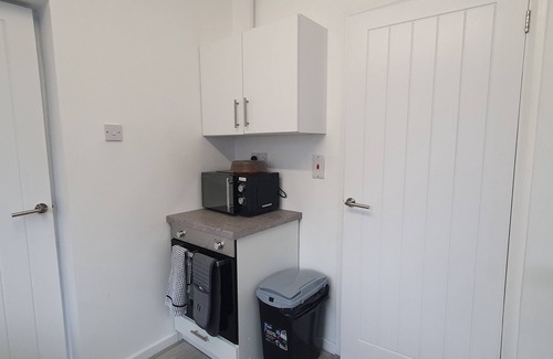 Brierley Hill House | Delightful 3-Bedroom House in Dudley Families and Contractors welcome 5 guests