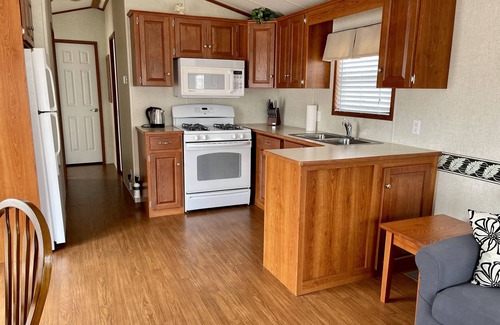 Sherkston Cottage | Delightful 3 bedroom cottage in Sherkson Shores beach Retreat!