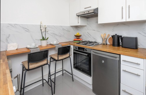 Thurlow Park Apartment | Delightful 3-Bedroom Apartment. Fast Transport Links. Quiet, Peaceful & Safe.