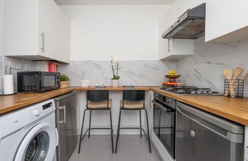 Thurlow Park Apartment | Delightful 3-Bedroom Apartment. Fast Transport Links. Quiet, Peaceful & Safe.