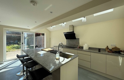 South Bermondsey Apartment | Delightful 3BD Terrace House, Near London Bridge