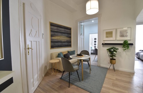 Nepszinhaz negyed Apartment | Delightful 4 bedroom apartment with AC in Budapest