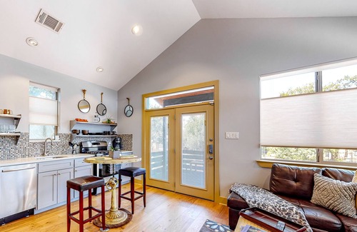 East Cesar Chavez Cottage | Delightful cottage in eclectic neighborhood with W/D, downtown views, & parking