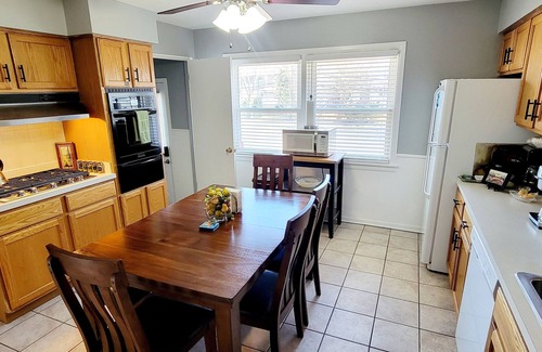Glenview House | Delightful Cozy Home, 2 Bedroom, 1 full Bath, Conveniently located.