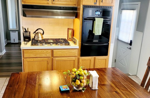 Glenview House | Delightful Cozy Home, 2 Bedroom, 1 full Bath, Conveniently located.
