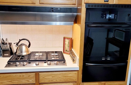 Glenview House | Delightful Cozy Home, 2 Bedroom, 1 full Bath, Conveniently located.