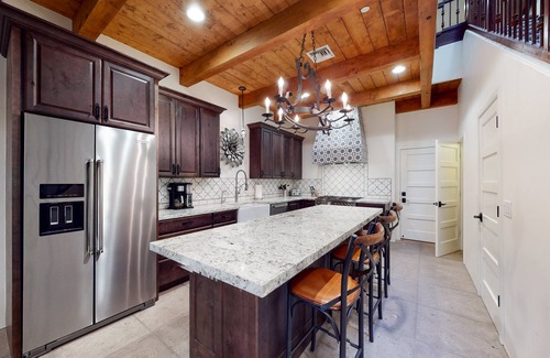 Menlo Park House | Delightful Desert Gem W/High-Speed WiFi, Modern Art, & Balcony - Dogs Welcome