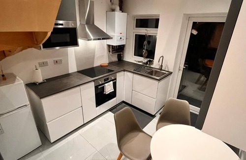 Eltham West House | Delightful holiday home away from home, wetroom, UFH, garden/parking, local park
