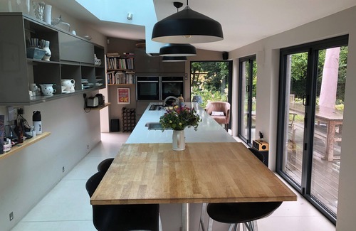 Edenbridge House | Delightful modern 4-bedroom zinc clad house with WiFi in Four Elms, Kent.