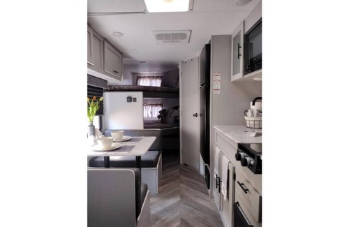 Flagami House | Delightful One Bedroom Camper with parking