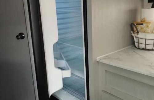 Flagami House | Delightful One Bedroom Camper with parking