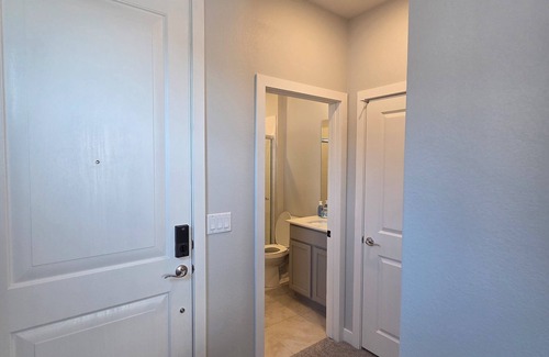 Pittmann House | Delightful own entrance 1b1b with AC in Henderson