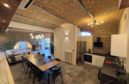 Mango House | Delightful Restored Farmhouse with Infinity Pool, AC & Wifi in Langhe, Piemonte