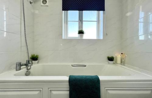 Greenwich House | Delightfully decorated cosy two bedroom family home Great transport links to central London