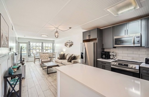 Holmes Beach Villa | Delphina: 2 Bed 2 Bath Water Front Villa Anna Maria Sleeps 6