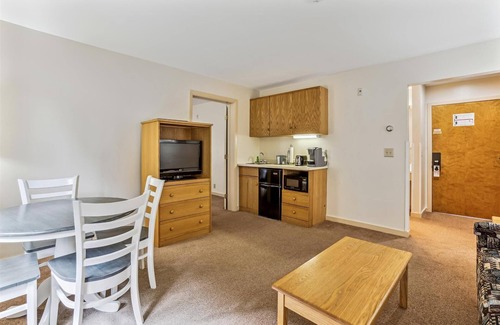 West Bridgewater Hotel | Deluxe 1 bedroom suite located on first floor with outdoor heated pool 118/120