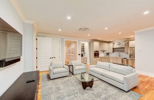 Charleston Historic District Apartment | Deluxe 2 BR Suite w/Piazza - Steps to King St.