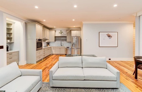 Charleston Historic District Apartment | Deluxe 2 BR Suite w/Piazza - Steps to King St.