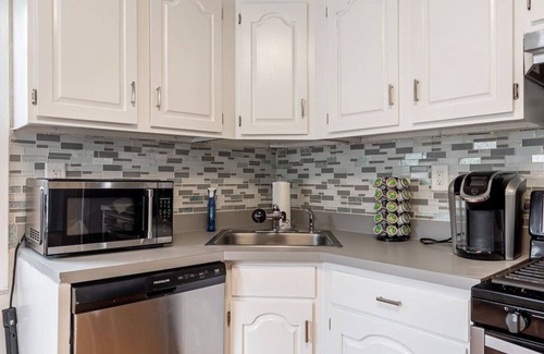 Bayonne Apartment | Deluxe 4BR Duplex | Sleeps 16+ | Near NYC, Parking