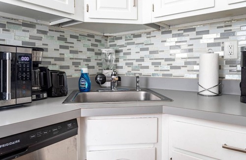 Bayonne Apartment | Deluxe 4BR Duplex | Sleeps 16+ | Near NYC, Parking
