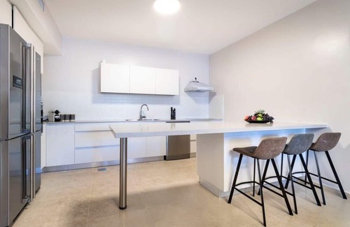 Musrara Apartment | Deluxe 4BR Garden/Pool/Parking In City Center
