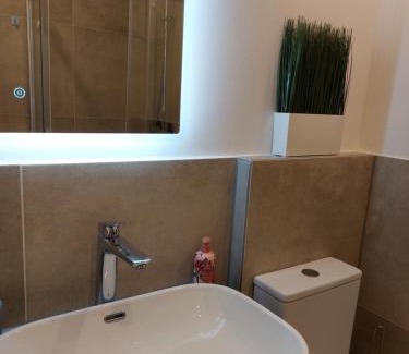 Oberkochen Apartment | Deluxe Apartment 3 P I 2 SZ I Balkon I Küche in Oberkochen - Hensold, Zeiss fußläufig