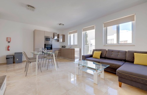 Swieqi Apartment | Deluxe Apartment Steps to St George's Bay