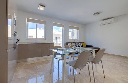 Swieqi Apartment | Deluxe Apartment Steps to St George's Bay