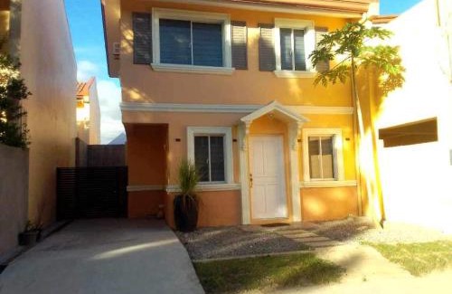 Bacolod House | Deluxe Bedroom with free WiFi, Airconditioning, & Swimming Pool