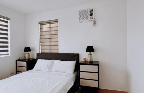 Bacolod House | Deluxe Bedroom with free WiFi, Airconditioning, & Swimming Pool
